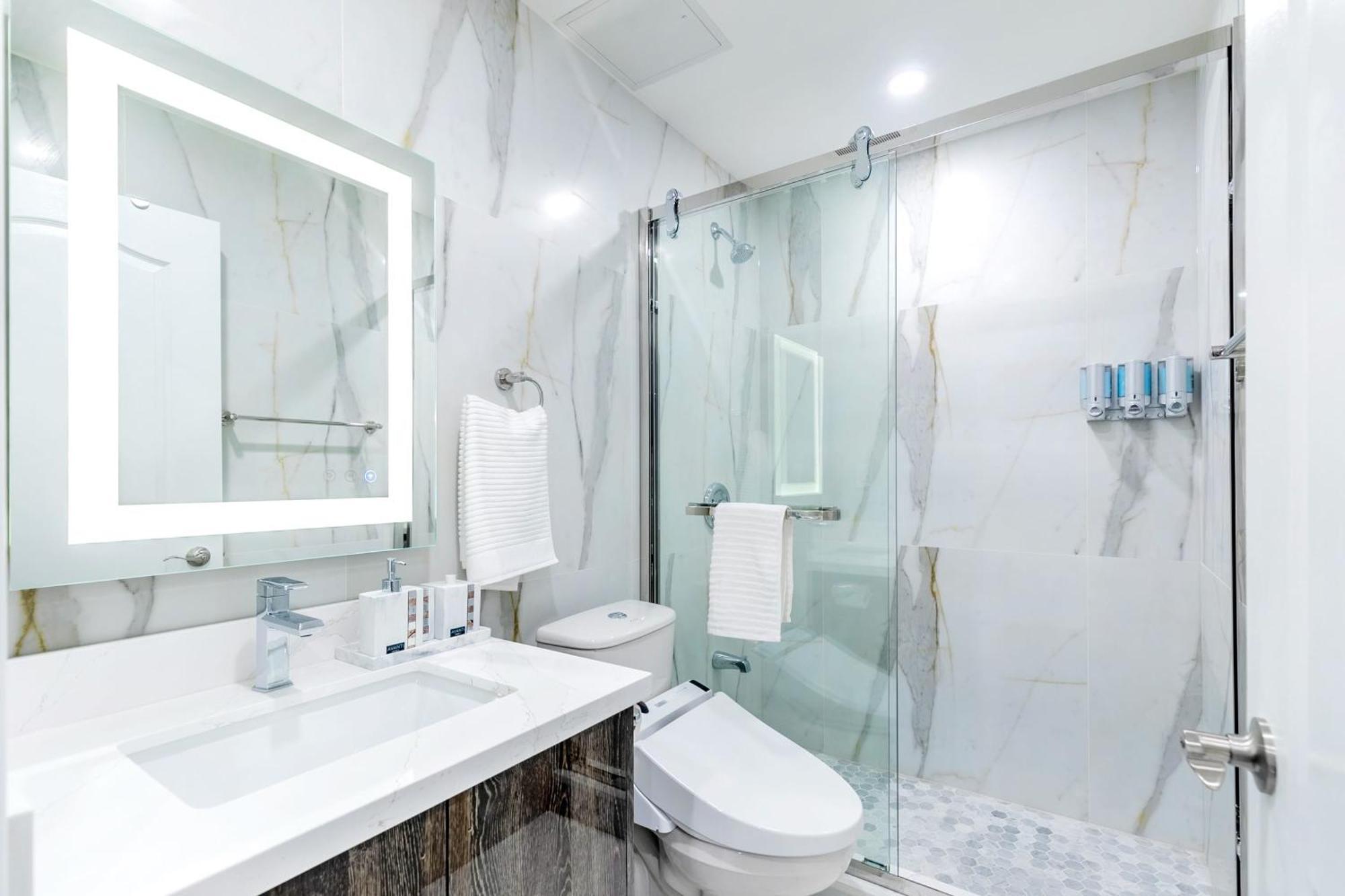 Modern Pet-Friendly Chinatown Apartment Toronto Exterior foto